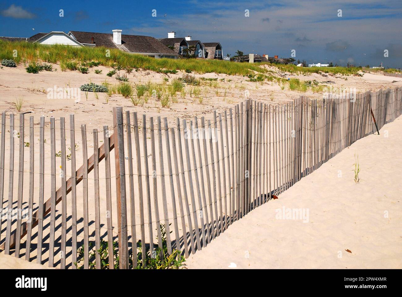 Summer Oceanfront Mansions Blick über die Dünen am Coopers Beach, in South Hampton Long Island, einer der Städte der Hamptons Stockfoto