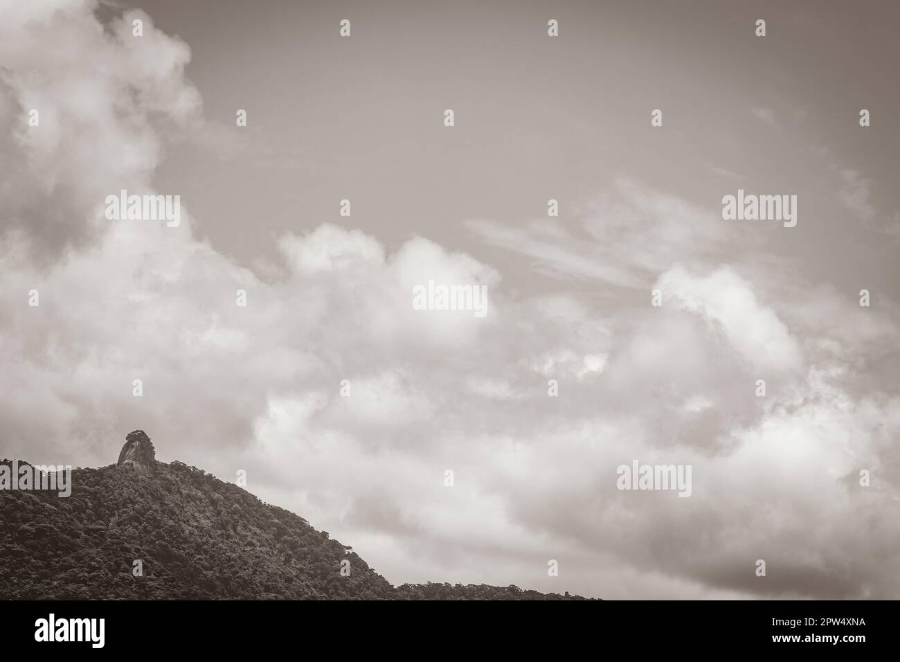 Altes Schwarz-Weiß-Bild des Abraao-Berges Pico do Papagaio mit Wolken auf Ilha Grande Angra dos Reis Rio de Janeiro Brasilien. Stockfoto
