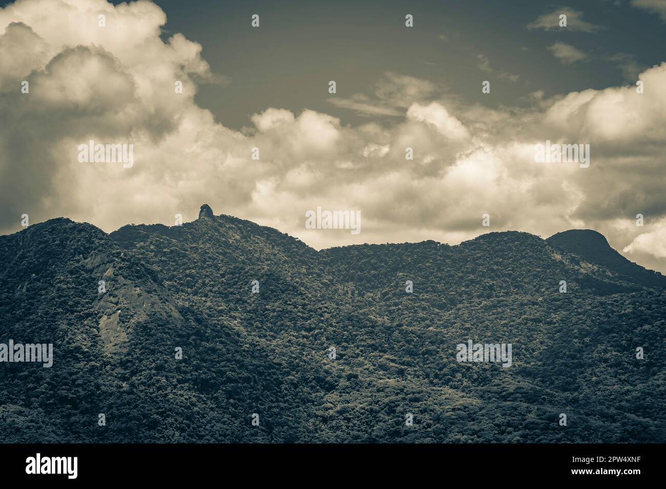 Altes Schwarz-Weiß-Bild des Abraao-Berges Pico do Papagaio mit Wolken auf Ilha Grande Angra dos Reis Rio de Janeiro Brasilien. Stockfoto