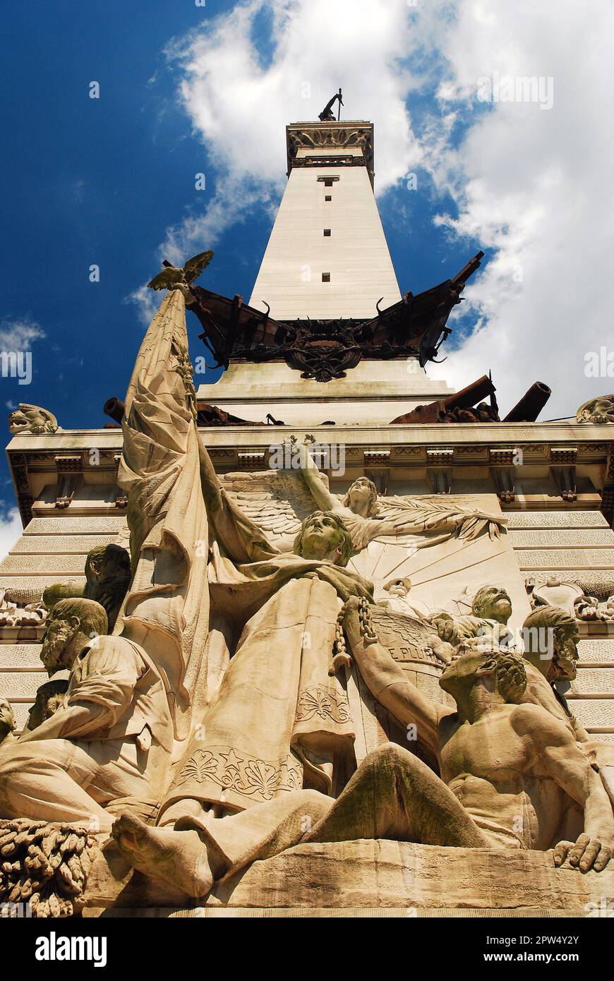 Skulpturen von Beaux Artes schmücken das Soldiers and Sailors Monument, ein Denkmal für das Militär, das im Dienst starb, in der Innenstadt von Indianapolis, Indiana Stockfoto