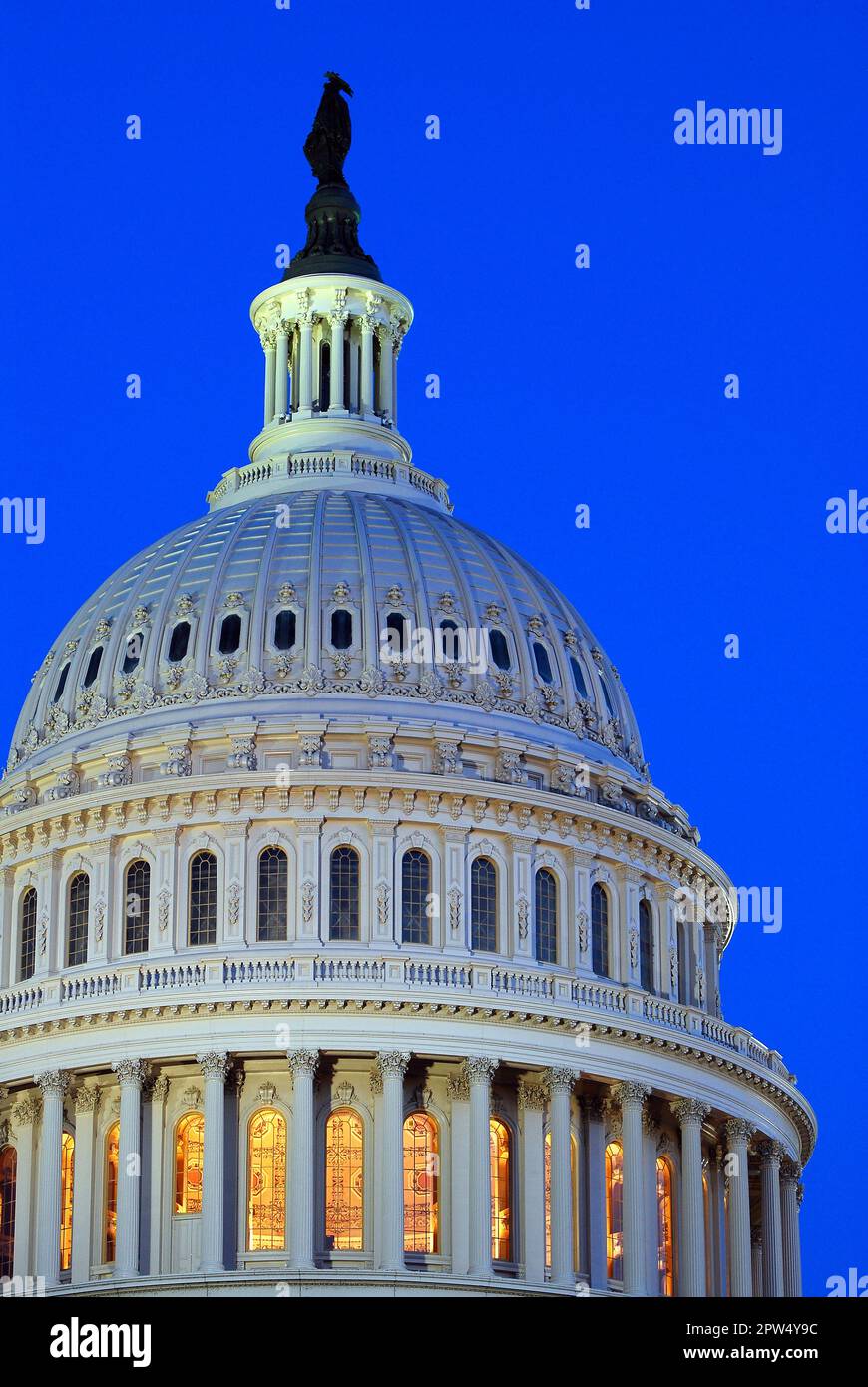 Die Kuppel des Kapitols der Vereinigten Staaten in Washington DC, Heimat der Bundesregierung und der Politik, ist nachts beleuchtet Stockfoto