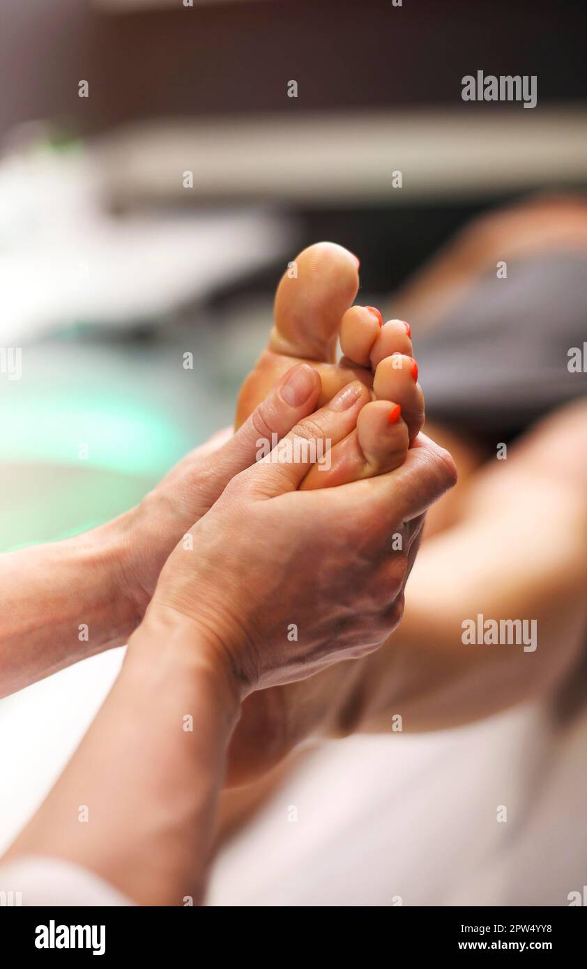 Fußmassage, Spa-Fußbehandlung. SCHLIESSEN Stockfoto