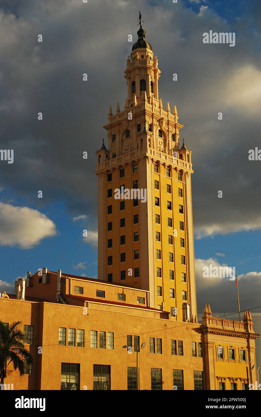 Der Freedom Tower ist ein historisches Gebäude in Miami, in dem Einwanderer und Flüchtlinge nach Florida kamen Stockfoto