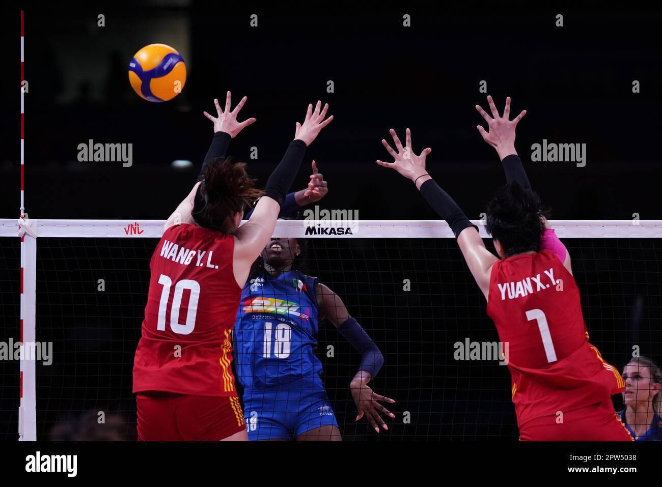 ANKARA, TURKIYE - 14. JULI 2022: Wang Yunlu und Yuan Xinyue in Aktion während des VNL-Viertelfinalspiels Italien gegen China in der Ankara Arena Stockfoto