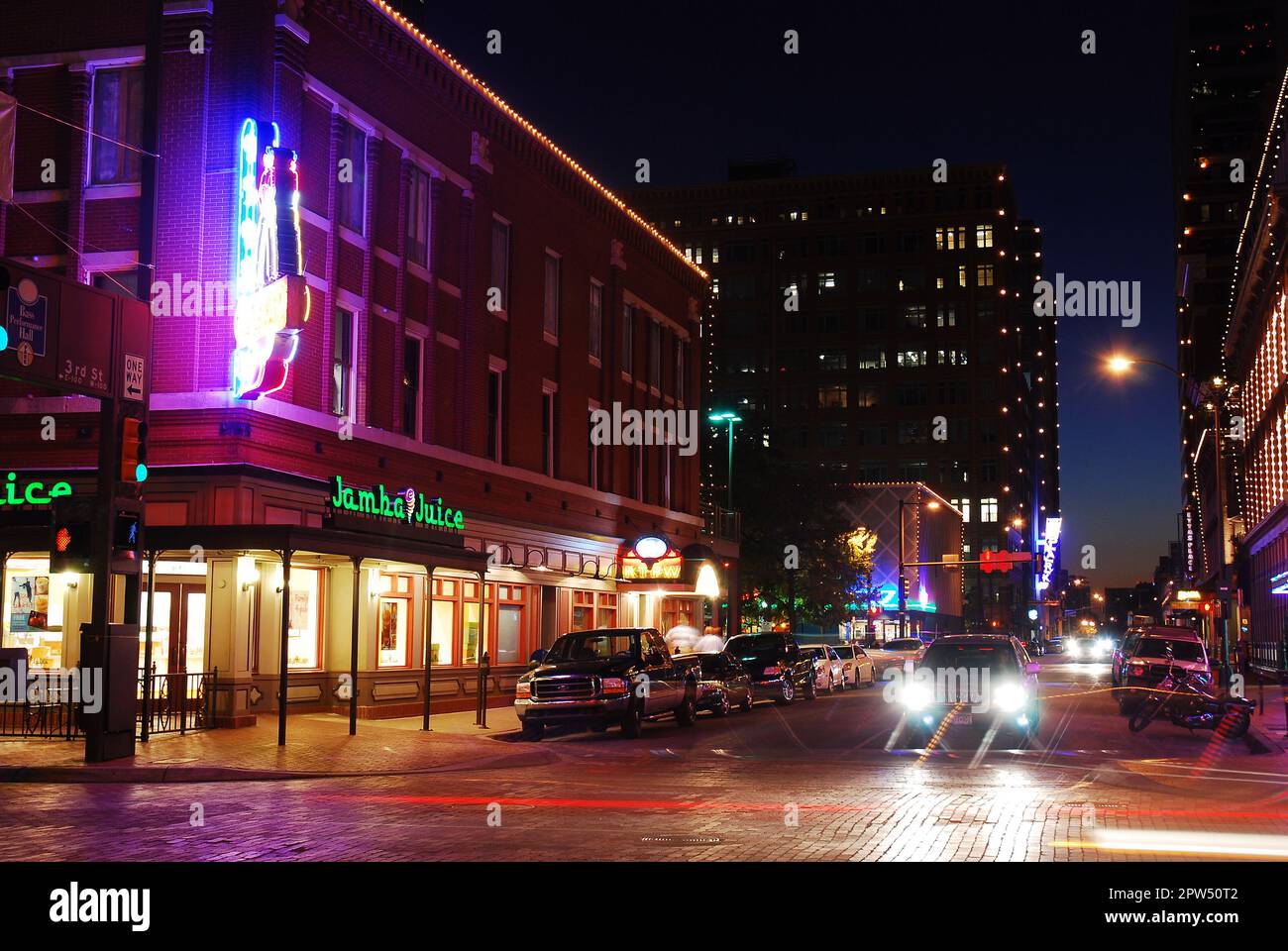 Der Verkehr passiert einen Jamba Juice Ft Worth und Sundance Square Stockfoto