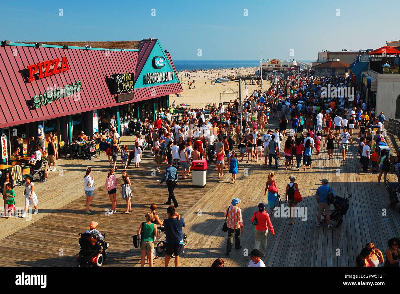 An einem wunderschönen sonnigen Sommerurlaub in Point Pleasant an der Jersey Shore drängen sich die Leute auf die Promenade Stockfoto