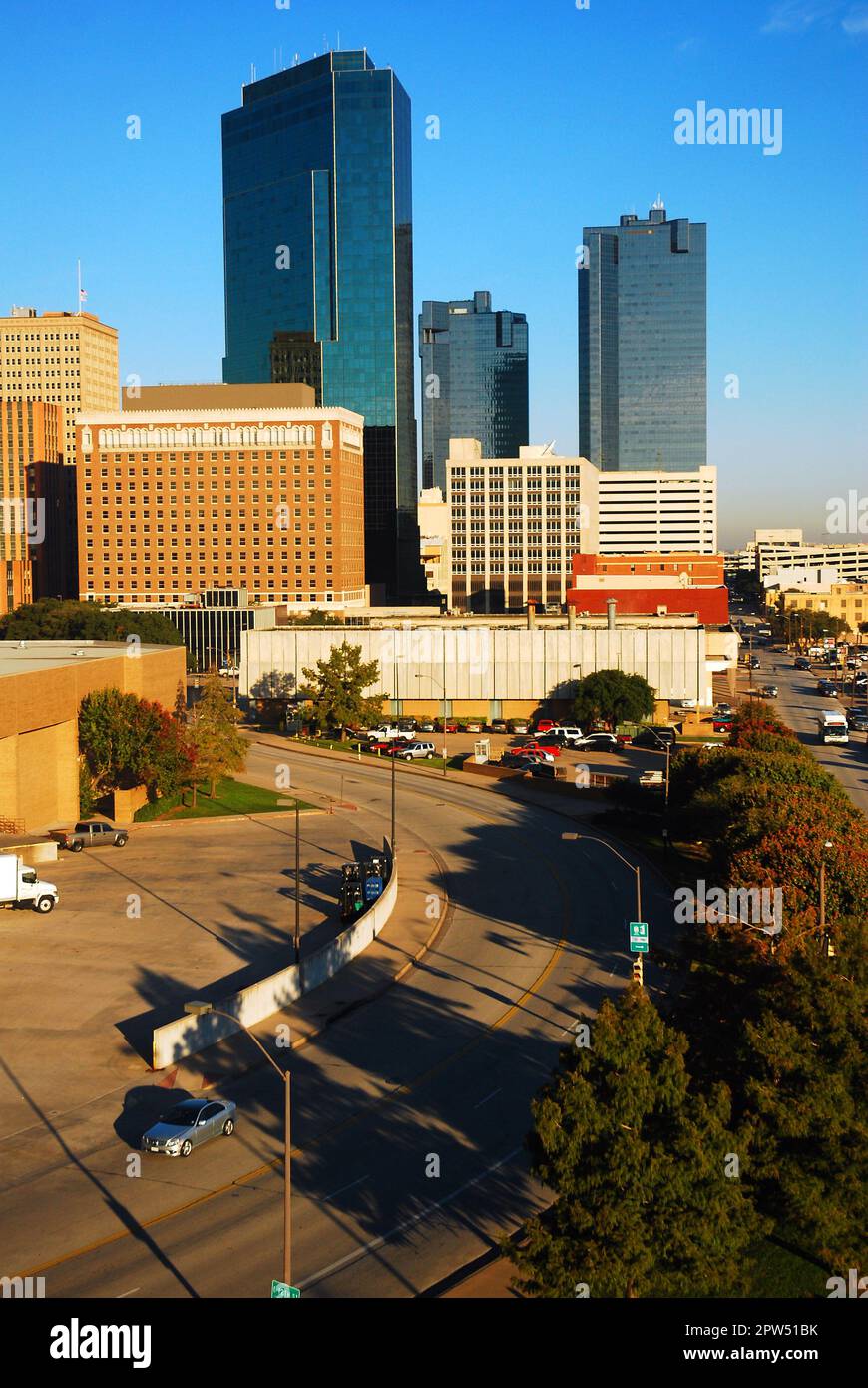 Eine Straße führt zur Skyline des Geschäftsviertels in der Innenstadt von Fort Worth, Texas Stockfoto