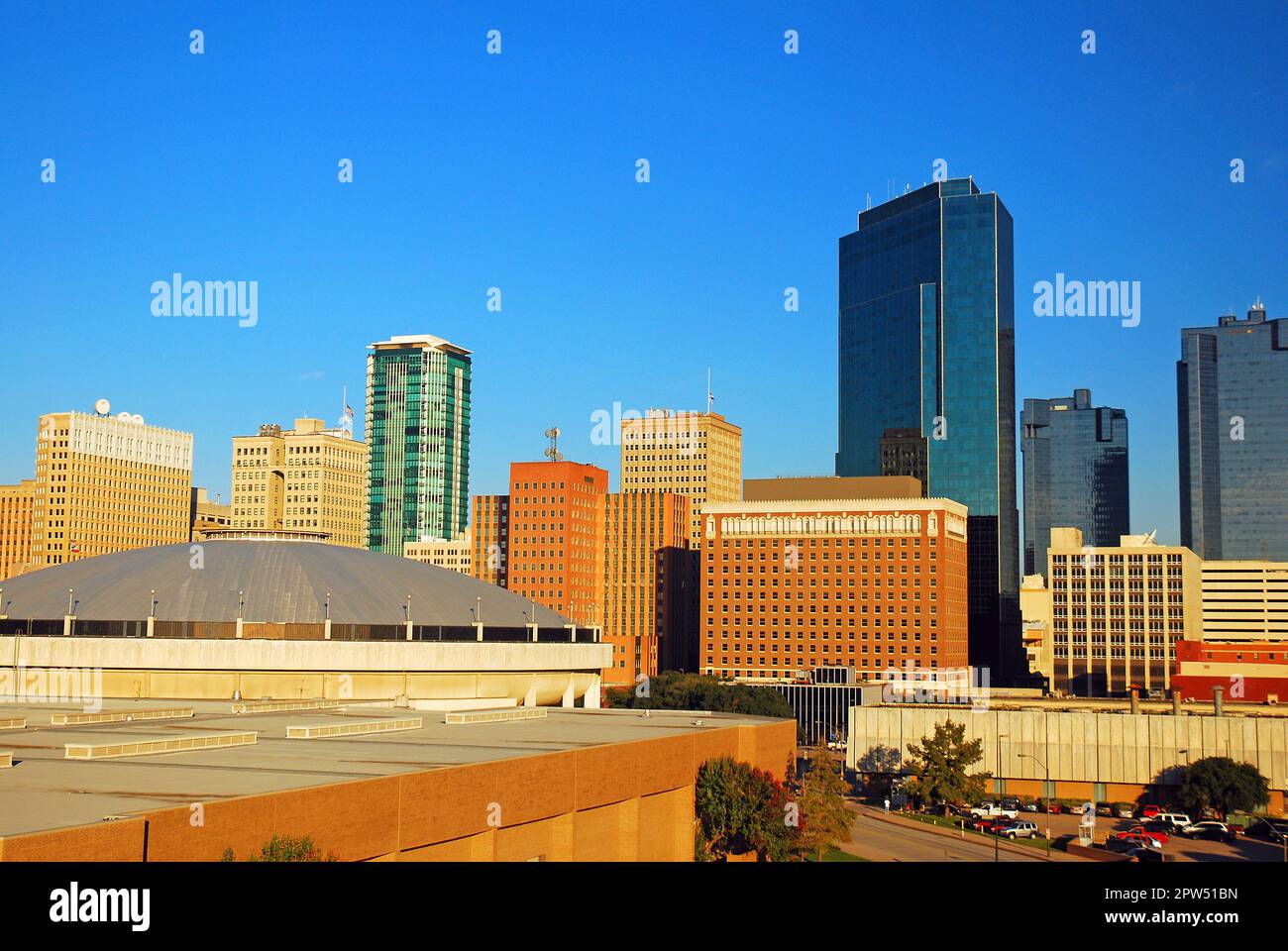 Die Kuppel des Kongresszentrums steht vor der Skyline von Fort Worth in Texas Stockfoto
