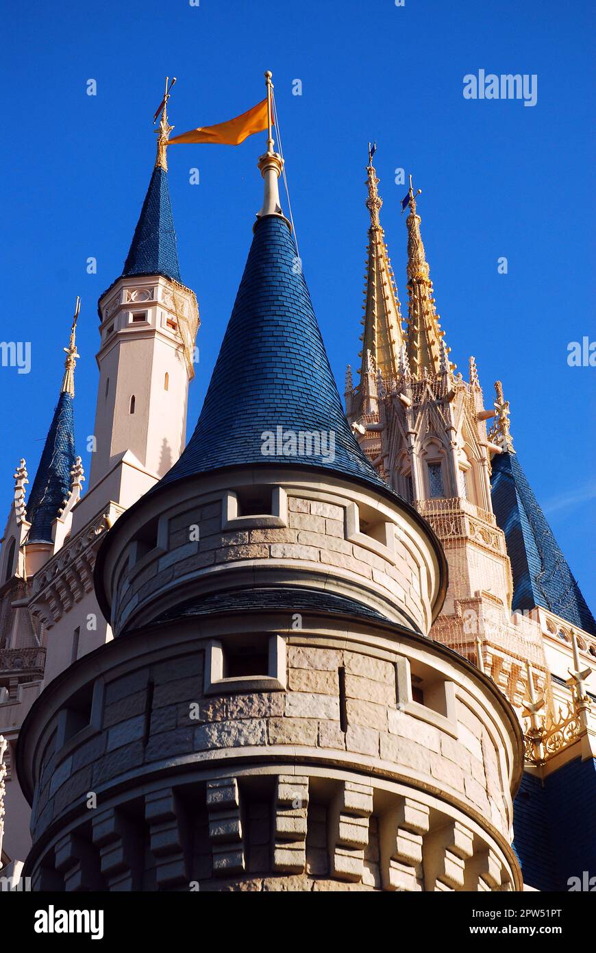 Die Türme auf der skurrilen Architektur des Cinderella Schlosses in Walt Disney umarmen die Fantasie- und Märchenwelt Stockfoto