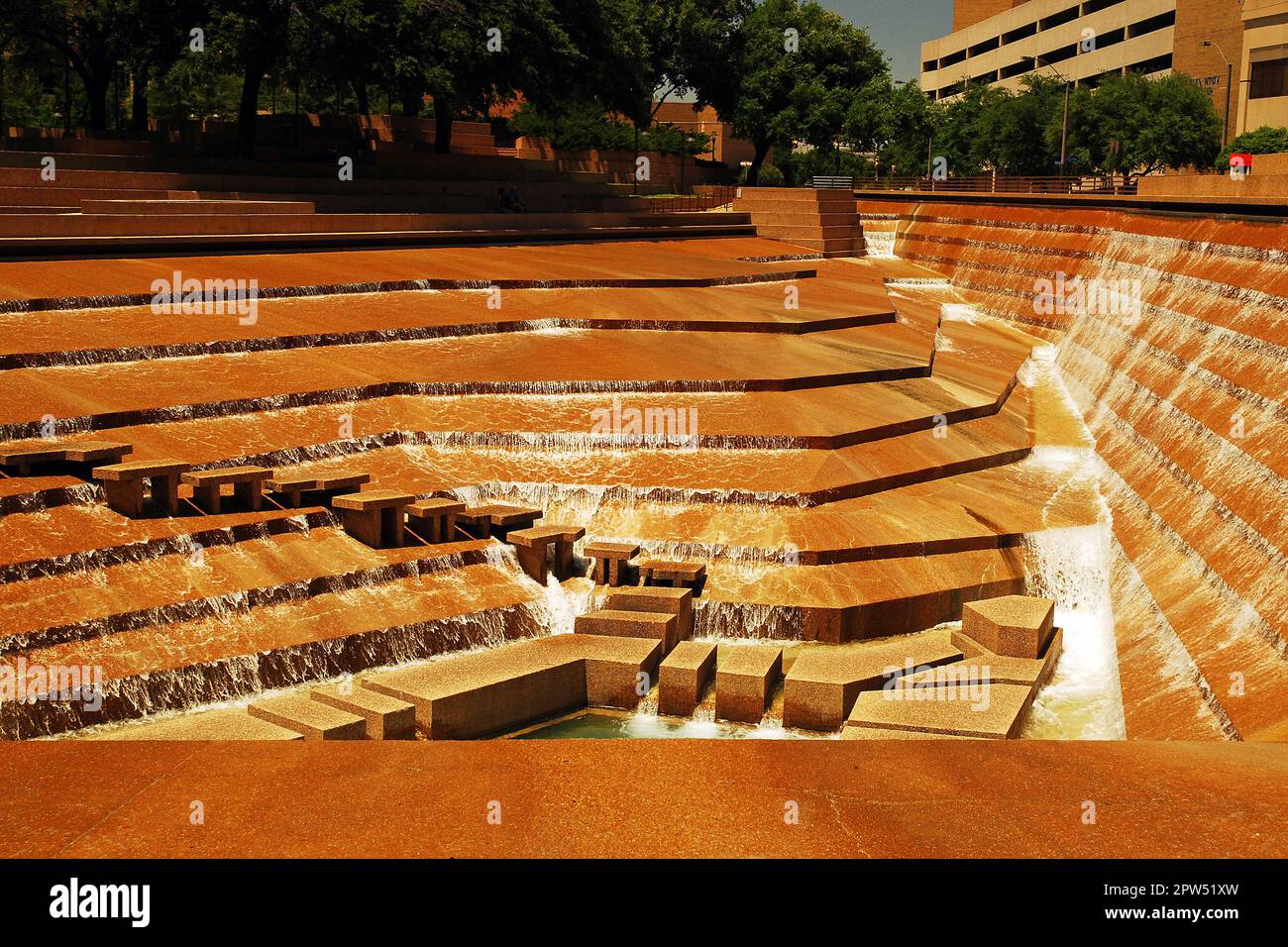 Das Wasser fließt sanft über die Schichten und in einen zentralen Pool im Fort Worth Water Garden Stockfoto