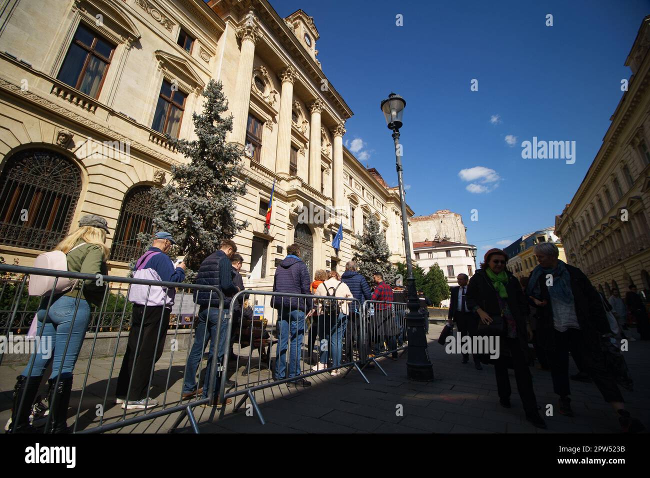 Bukarest, Rumänien. 28. April 2023: Die Leute stehen vor dem alten Flügel des BNR-Palastes Schlange, um an der dritten Ausgabe der „Doors Open Days“-Veranstaltung in der rumänischen Nationalbank (BNR) anlässlich des 143. Jahrestages ihrer Gründung in ihrer zentralen Zentrale in Bukarest teilzunehmen. Kredit: Lucian Alecu/Alamy Live News Stockfoto