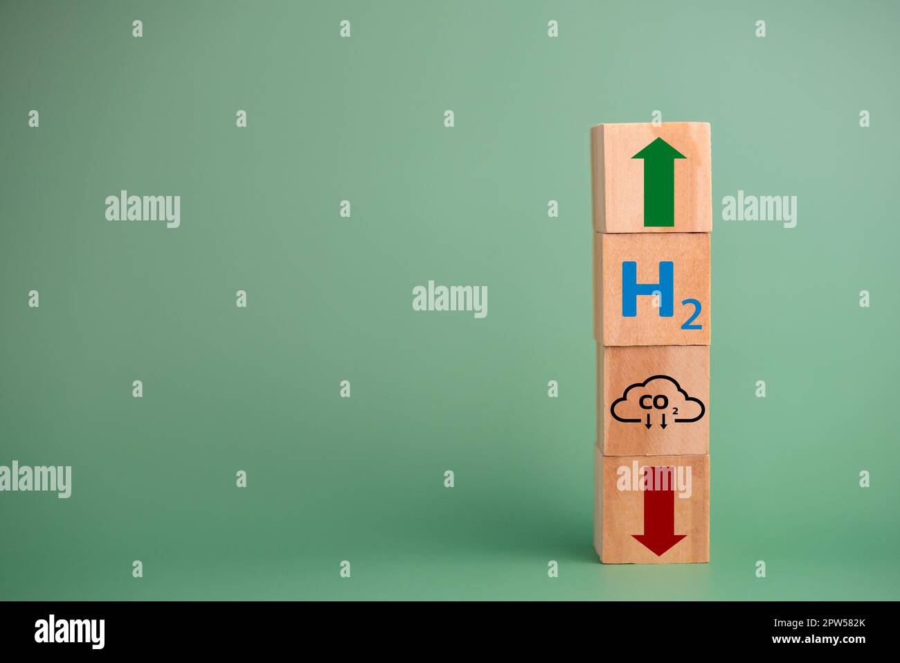 Wasserstoffbrennstoff wird als Ersatz für Kohlendioxid verwendet und trägt so zur Verringerung der globalen Erwärmung bei. Holzwürfel Icon H2 Wasserstoff. Stockfoto