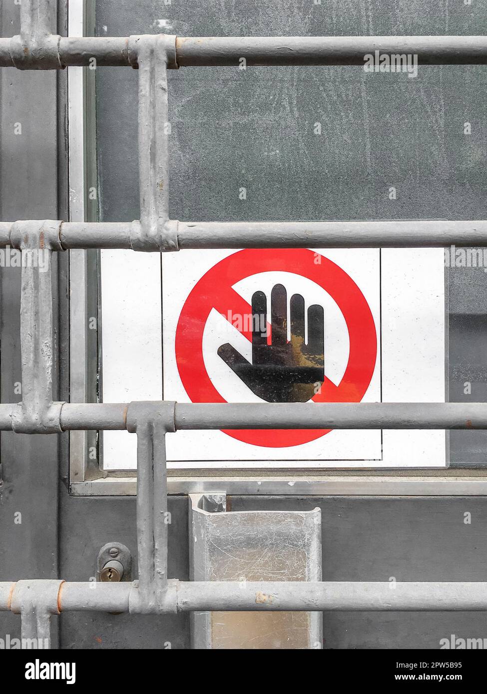Poster über die verbotene Zone. Unbefugte Personen dürfen das Werk nicht betreten. Stockfoto