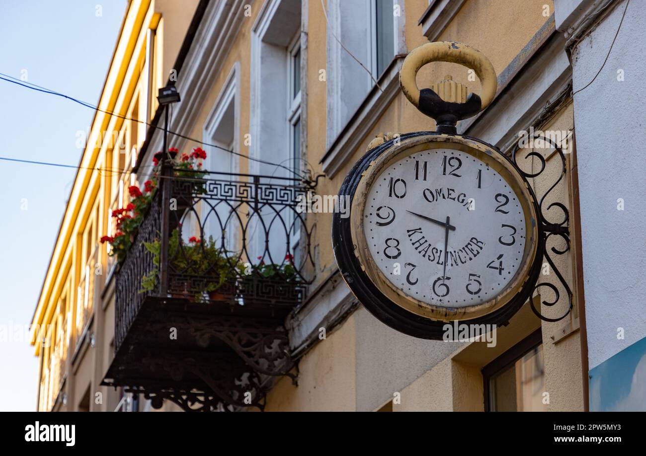 Ein Bild einer alten Riesenuhr, die ein Geschäft in Kielce schmückt. Stockfoto