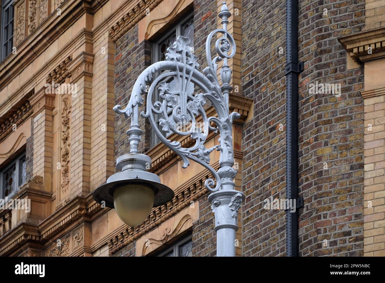 Kunstvolle Straßenlampe aus Eisen mit Shamrock-Design, die man in älteren Stadtvierteln von Dublin findet Stockfoto