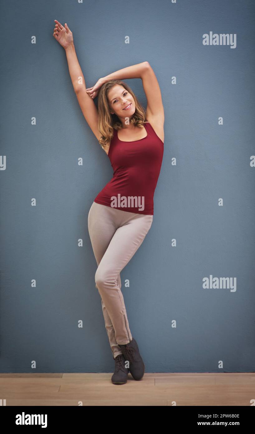 Frau, Glück und Porträt auf blauem Hintergrund im Studio mit Marketing-Mockup, Werbefläche oder Bekleidungsverkauf. Lächeln, glücklich und voller Energie Stockfoto