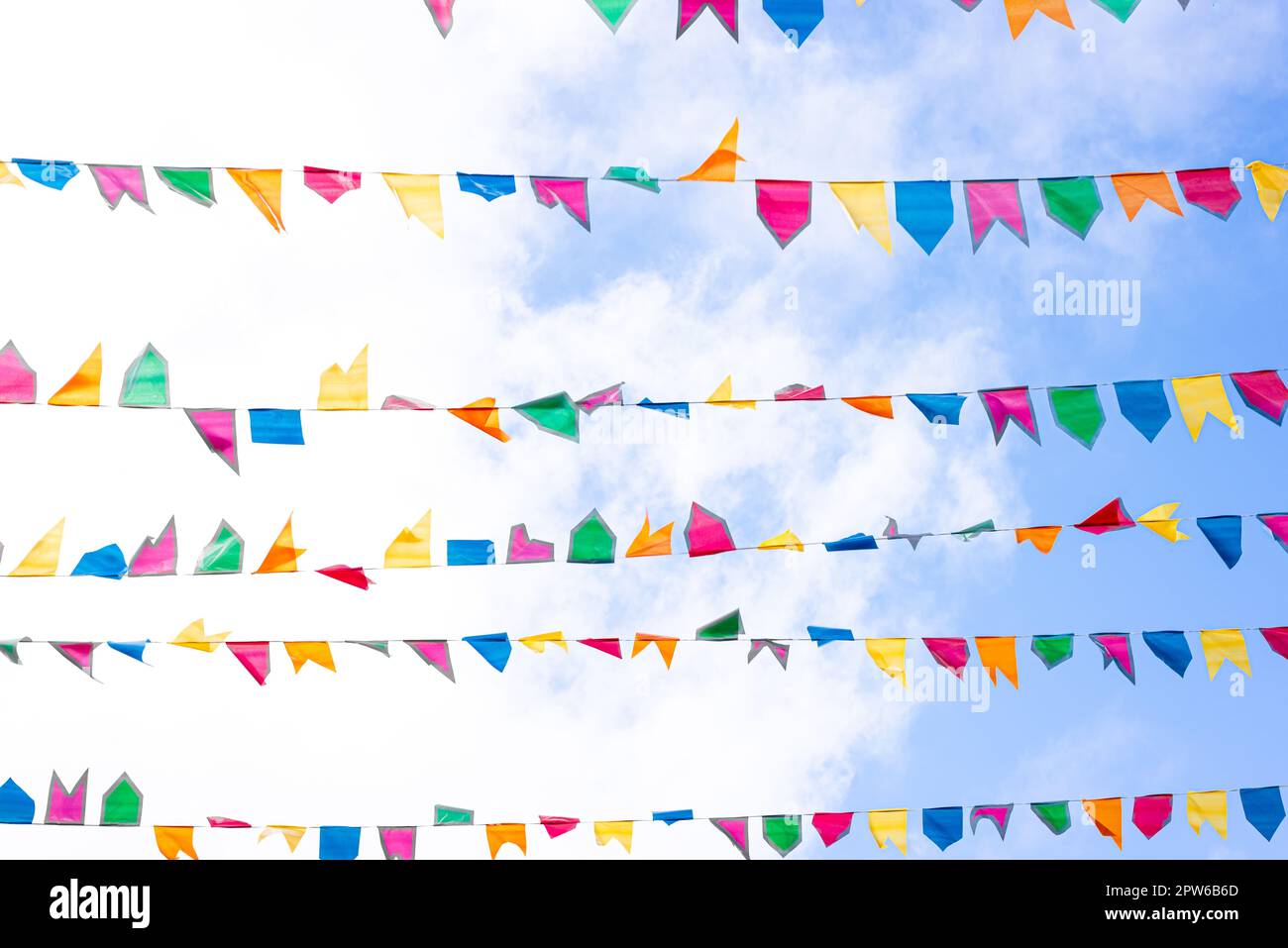 Dekorative bunte Flaggen für Partys. Dekoration der Feste von Sao Joao. Bahia, Brasilien. Stockfoto