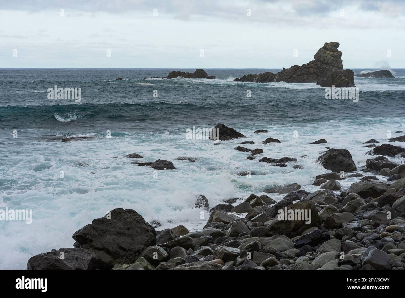 Die Küste des Atlantischen Ozeans in der Gegend von Roque de las Bodegas und Playa de Almaciga (Strand von Almaciga). Teneriffa. Kanarische Inseln. Spanien. Stockfoto