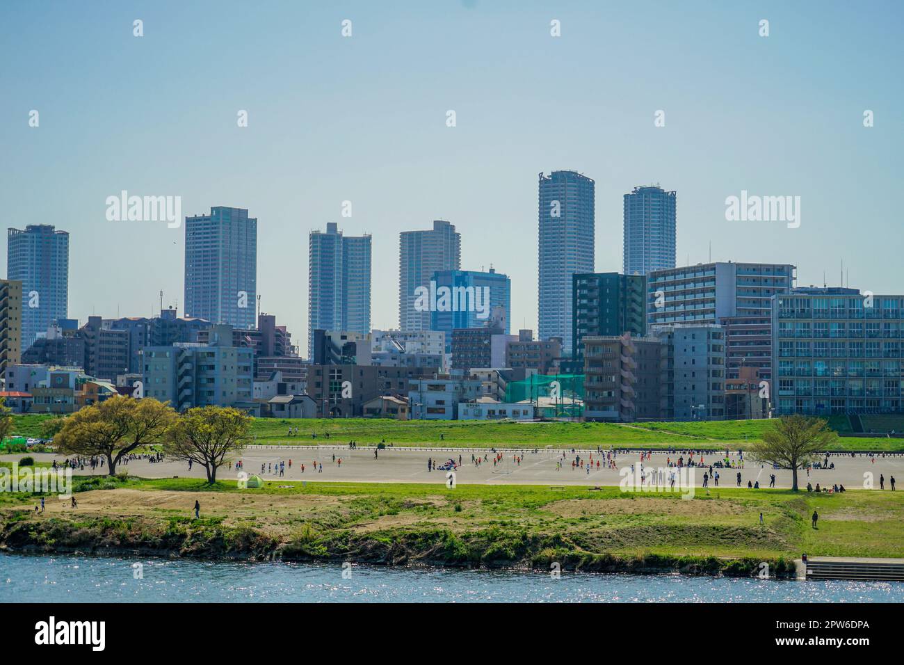 Musashi Kosugi-Gebäude und das Flussbett des Tama. Drehort: Kawasaki City, Präfektur Kanagawa Stockfoto