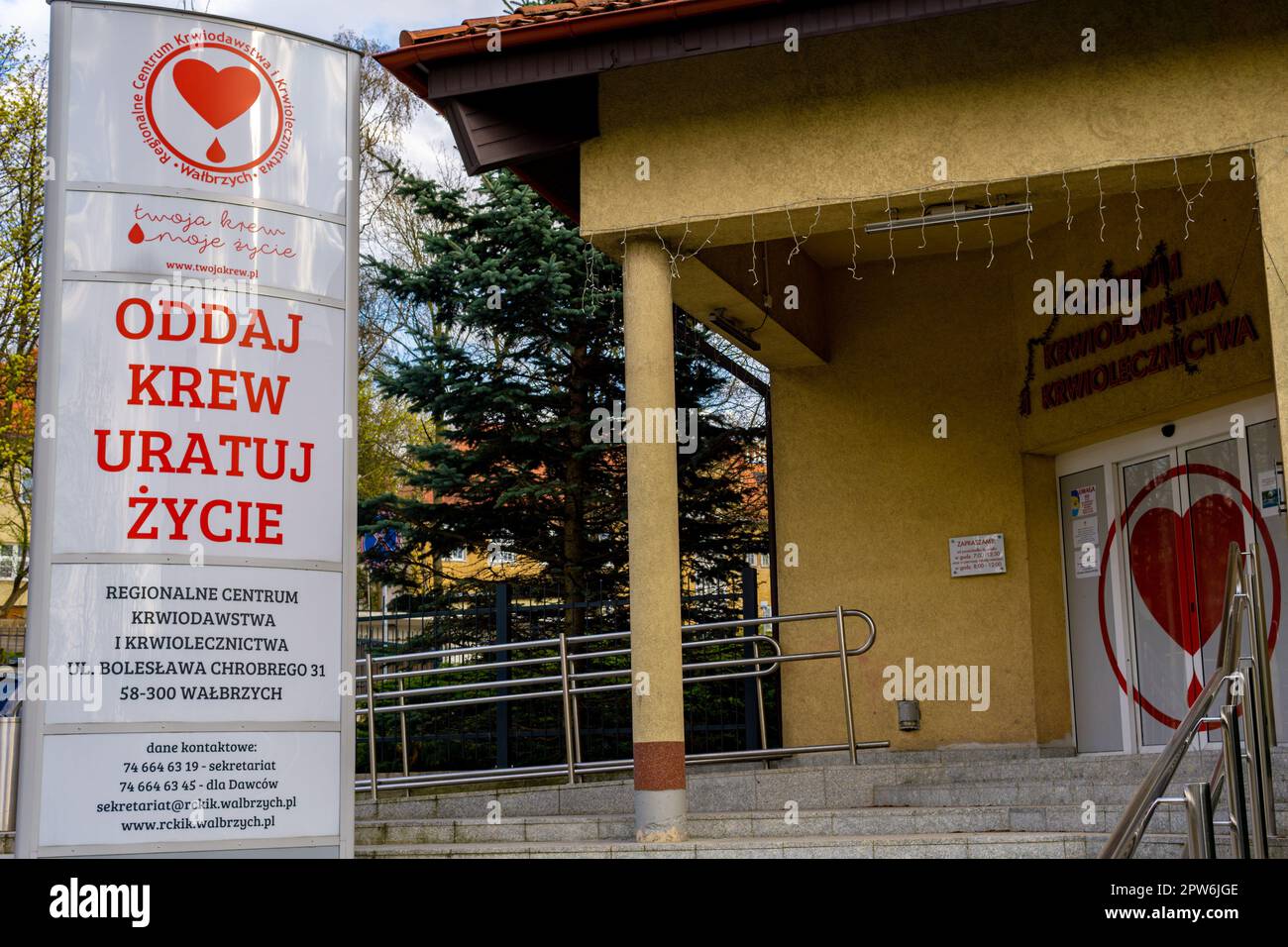 Wałbrzych, Polen - 27.04.2023: Regionales Blutspendezentrum in Walbrzych Stockfoto