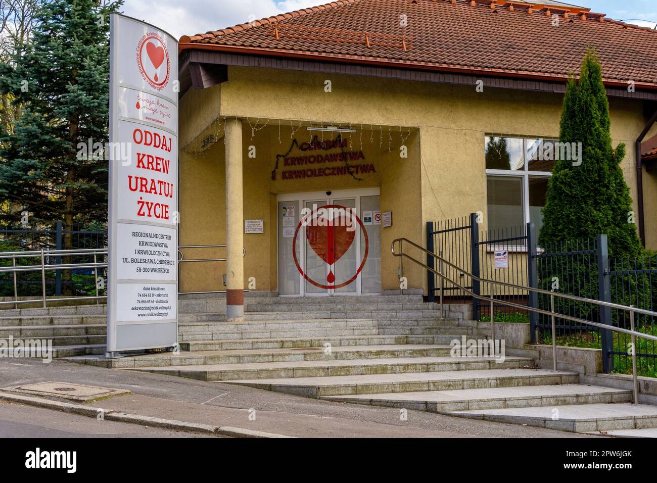 Wałbrzych, Polen - 27.04.2023: Regionales Blutspendezentrum in Walbrzych Stockfoto