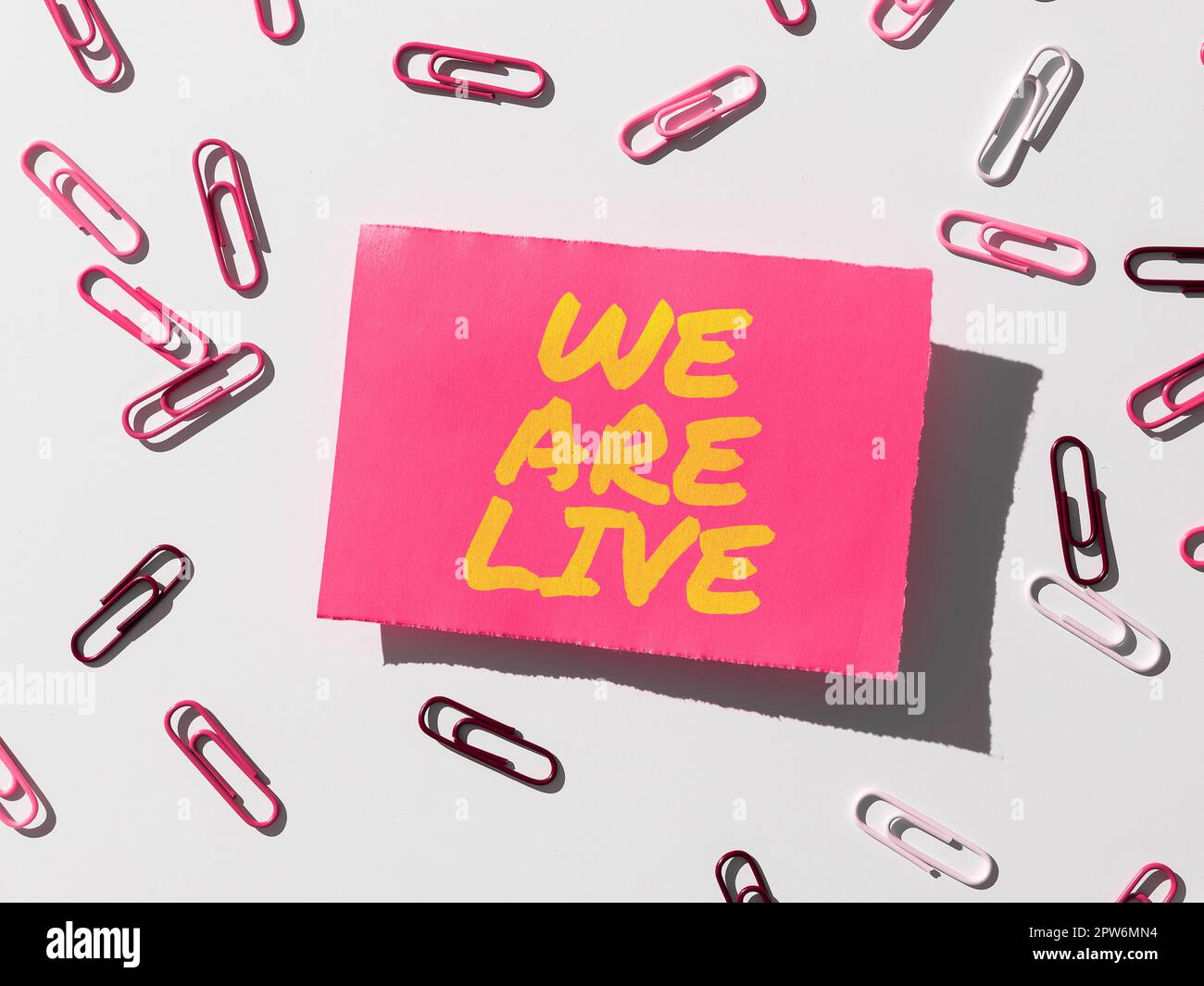 Konzeptionelle Überschrift Wir sind live, Business Approach kontinuierlicher Bericht oder Chat, der in Echtzeit gestreamt wird Stockfoto