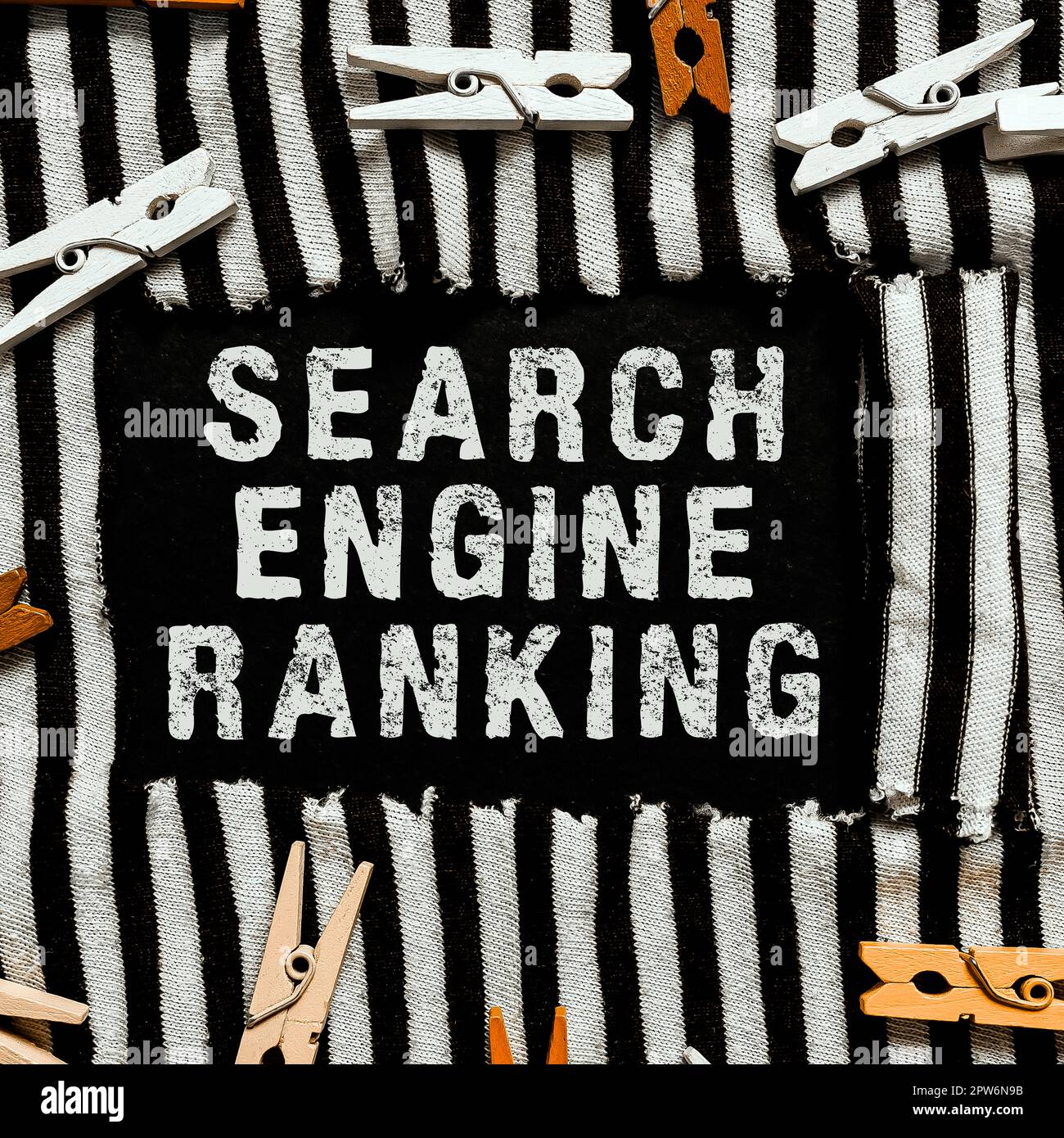 Handgeschriebenes Schild Suchmaschinenranking, konzeptioneller Fotoranking, an welchem Standort in der Suchmaschinenabfrage angezeigt wird Stockfoto