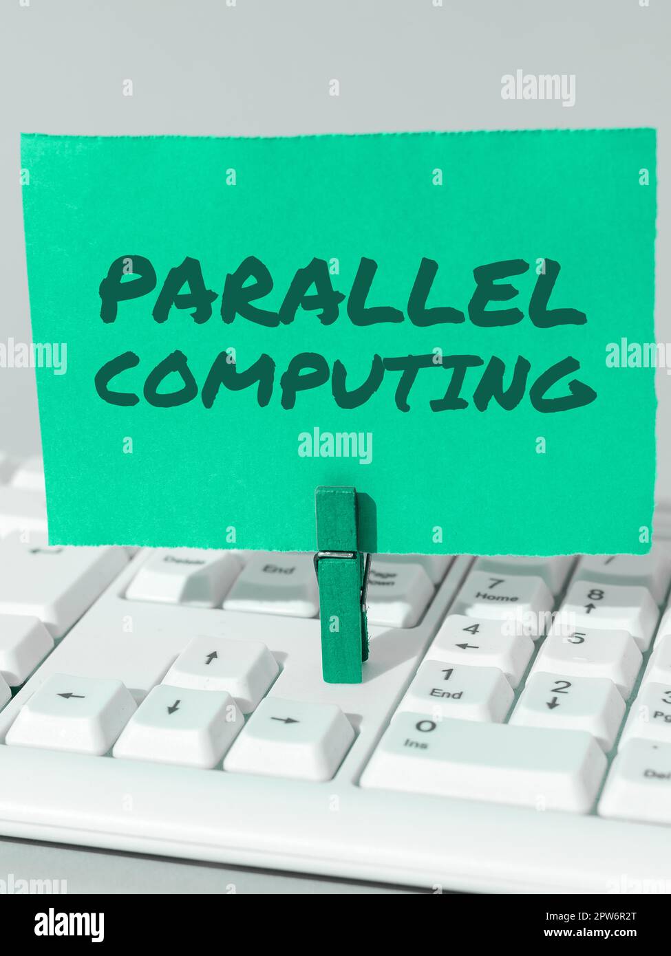 Schild zur Anzeige von Parallelverarbeitung, Business Concept Simultanberechnung mittels Software und Hardware Stockfoto