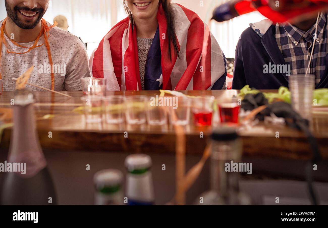 Die Leute feiern, feiern mit Alkohol trinken und glücklich auf der College Neujahrsfeier, trinken und Urlaub Spaß mit Drinks. Junge Männer, Frauen feiern Stockfoto