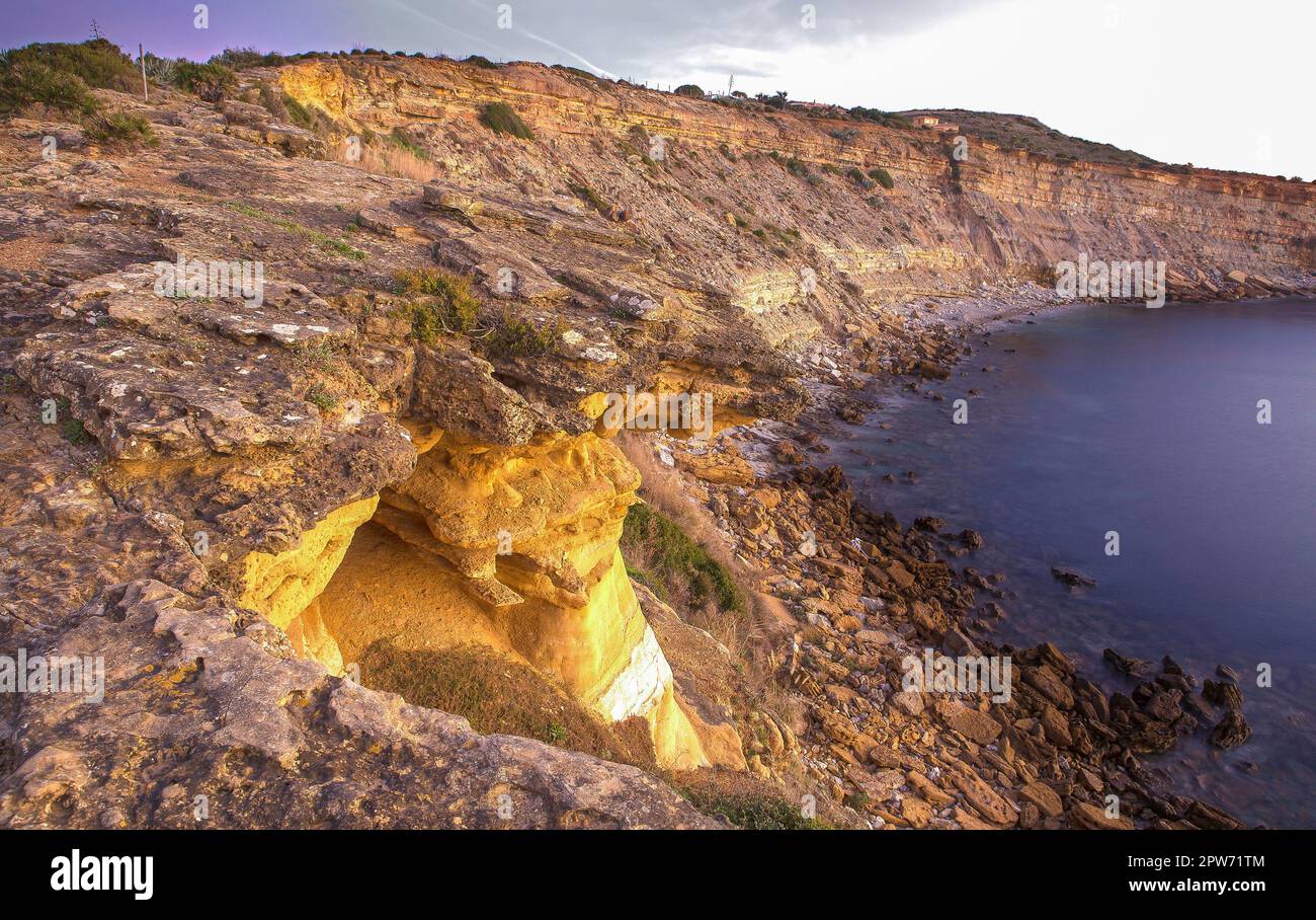 Der Sonnenaufgang an den Klippen von Cama de Vaca, Faro District, Lagos, Portugal Stockfoto