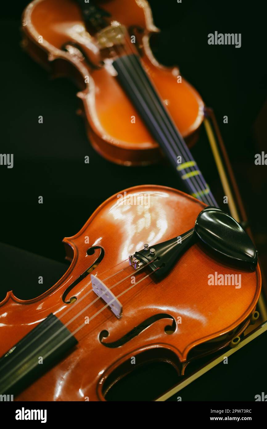 Detailansicht von zwei Violinen auf einigen Stühlen. Stockfoto