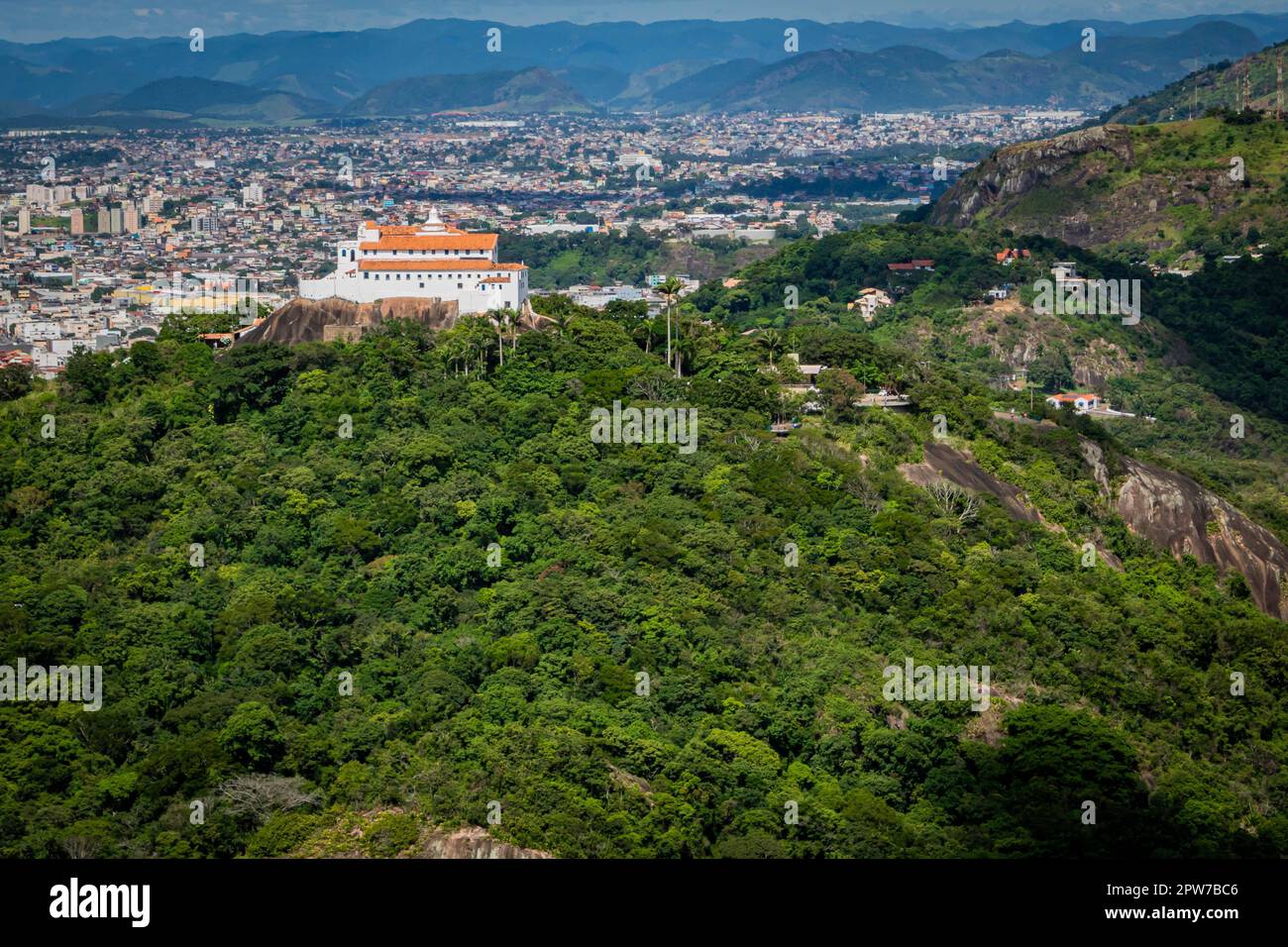 Kloster der Kirche Penha. Historisches Wahrzeichen, fast 500 Jahre Geschichte. Mit Blick auf die Landschaft von Vila Velha, der Stadt Espirito Santo, Brasilien. Bl Stockfoto