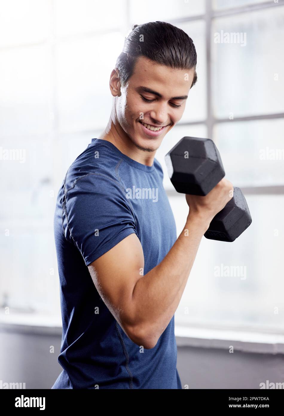 Gewichte, Bodybuilding und Fitness bei einem Mann, der Armmuskeln und Kraft im Fitnessstudio trainiert. Gewichtheben, Aufbauhersteller und Metallgeräte mit Stockfoto