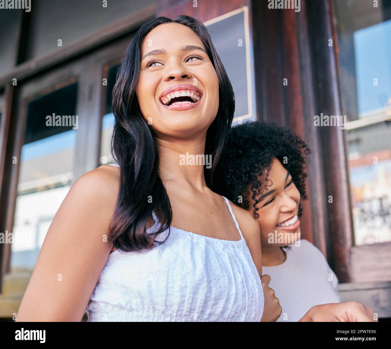 Witzig, Frauen oder ein paar Freunde lachen gerne über Witze, während