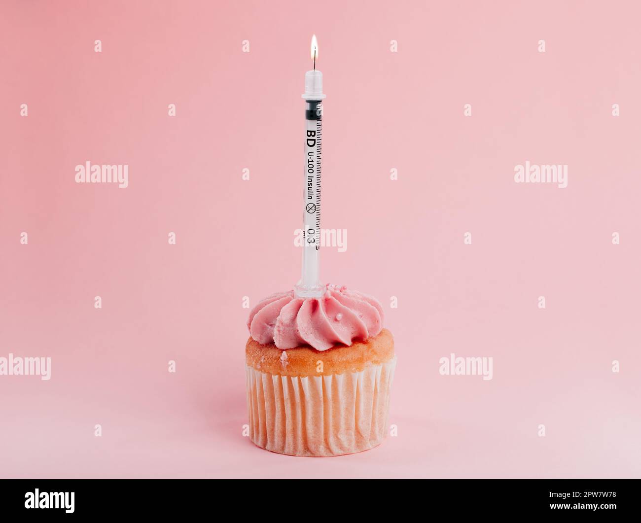 Nahaufnahme einer Nadel auf einem Cupcake im Studio. Stockfoto