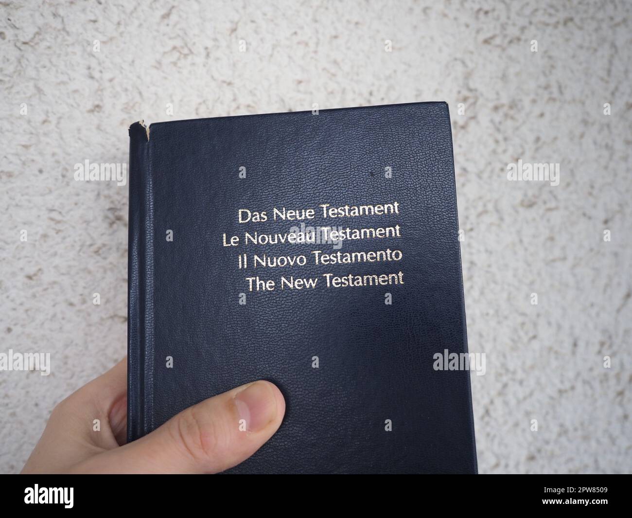 Mehrsprachiges Neues Testament in Deutsch, Französisch, Italienisch und Englisch Stockfoto