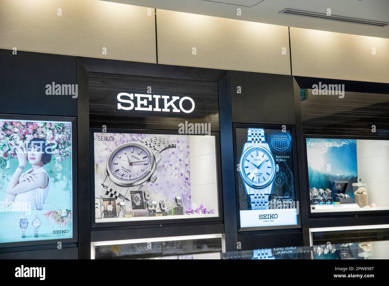 Seiko und King Seiko sehen bei einem autorisierten Seiko-Händler im Zentrum von Kyoto, Japan, Bilder der Uhren im Außenbereich des Geschäfts, April 2023, Japan, Asien Stockfoto