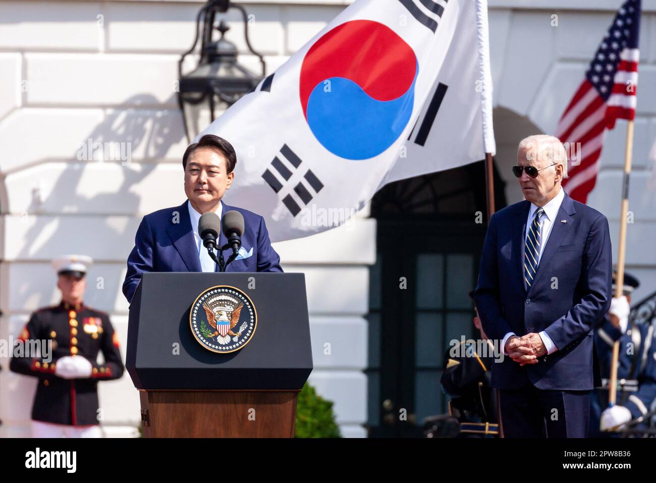 Washington, Usa. 26. April 2023. Präsident Yoon Suk Yeol von der Republik Korea spricht während einer Ankunftszeremonie für seinen Staatsbesuch im Weißen Haus. Er und Präsident Joe Biden werden über die Allianz zwischen den USA und Südkorea sprechen und darüber, wie sie für weitere Interessen in Ostasien genutzt werden kann. Eine gemeinsame Pressekonferenz und ein staatliches Dinner werden folgen. Kredit: SOPA Images Limited/Alamy Live News Stockfoto