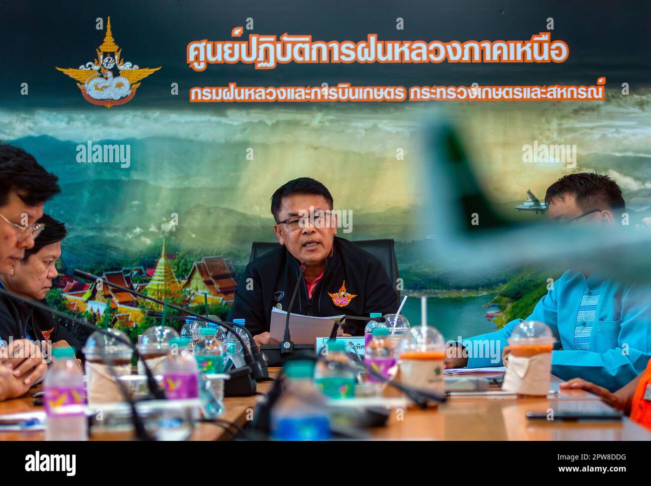 Der Generaldirektor der Abteilung für Royal Rainmaking and Agricultural Aviation, Supit Pitaktham (C), fasst die Ergebnisse der Royal Rainmaking Operations, der Mission zur Linderung von Dunst-, Waldbrand- und Staubproblemen in der nördlichen Region im Northern Royal Rainmaking Operation Center in Chiang Mai zusammen. Im Norden Thailands wurden die Staubprobleme gelöst, nachdem das Ministerium für königliche Regenherstellung und Landwirtschaftliche Luftfahrt Truppen und Ausrüstung mobilisierte, Operationen startete, Wasser fliegt und spritzt, um Staub- und Rauchprobleme zu lindern und königlichen Regen zu erzeugen. Stockfoto