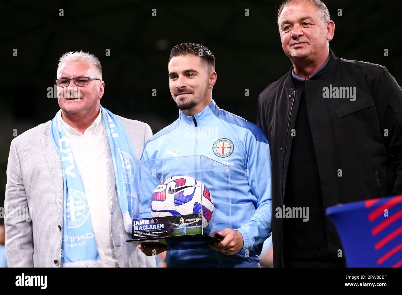 Melbourne, Australien, 28. April 2023. Jamie Maclaren vom Melbourne City FC posiert mit seinem A-League-Männerball während des A-League Männer-Fußballspiels zwischen Melbourne City und den Western Sydney Wanderers am 28. April 2023 im AAMI Park in Melbourne, Australien. Kredit: Dave Hewison/Speed Media/Alamy Live News Stockfoto