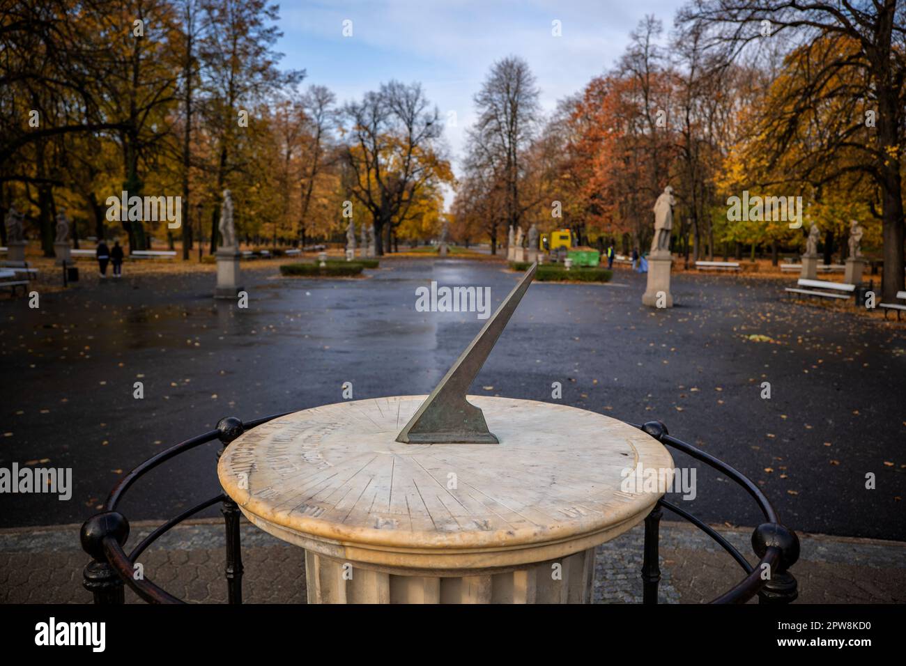 Sundial ab 1863 Uhr im Herbstsächsischen Garten, öffentlicher Park im Stadtzentrum von Warschau in Polen. Stockfoto