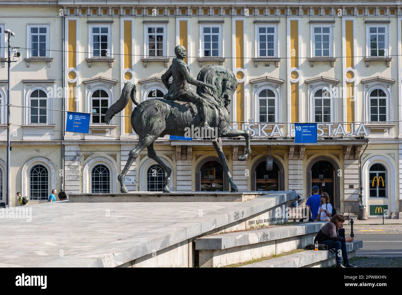 General Rudolf Maister Monument, Reiterstatue vor dem Bahnhof Ljubljana in der Stadt Ljubljana, Slowenien. Stockfoto