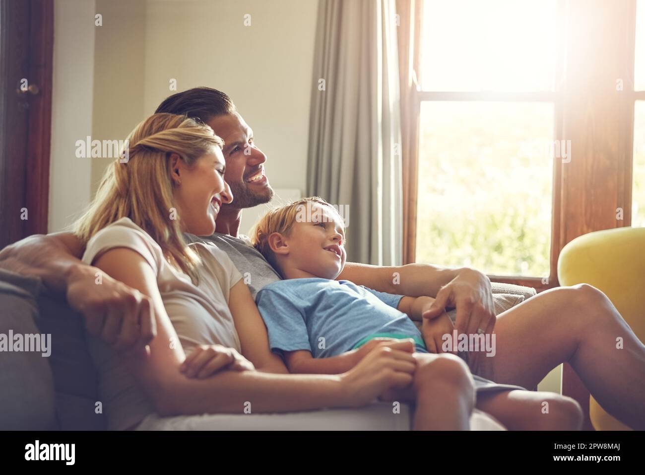 Nichts ist besser als Familienurlaub. Eine dreiköpfige Familie, die etwas Zeit zu Hause verbringt. Stockfoto