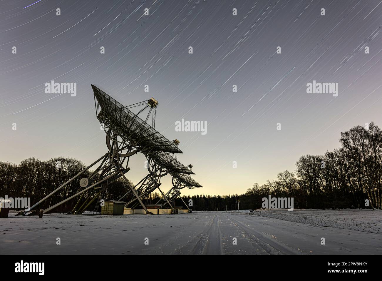Die Niederlande, Hooghalen, Westerbork Synthesis Radio Telescopes (WSRT), die von ASTRON betrieben werden. Die leistungsstarken Radioteleskope verwenden eine Technik namens „Affe“ Stockfoto