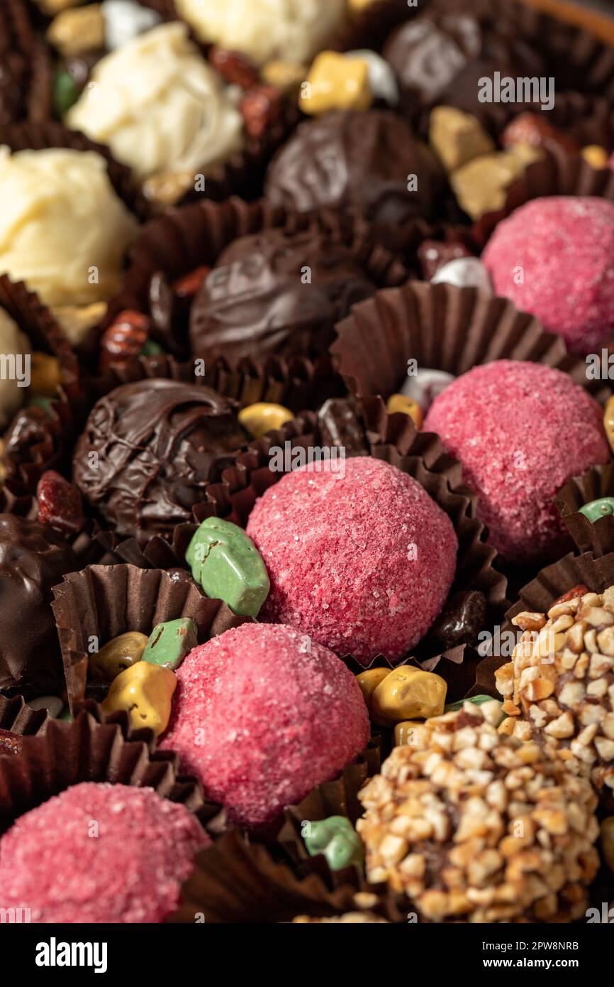 Köstliche Trüffel- oder Pralinenschokolade. Gourmet-Schokoladenbonbons oder Pralinen. Schließen Stockfoto