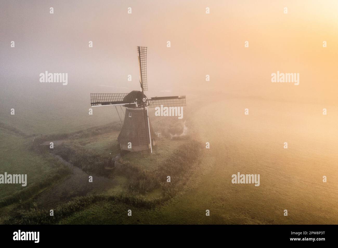 Niederlande, Raedtsjerk, Windmill De Hoop (The Hope). Luftaufnahme. Sonnenaufgang. Nebel. Stockfoto