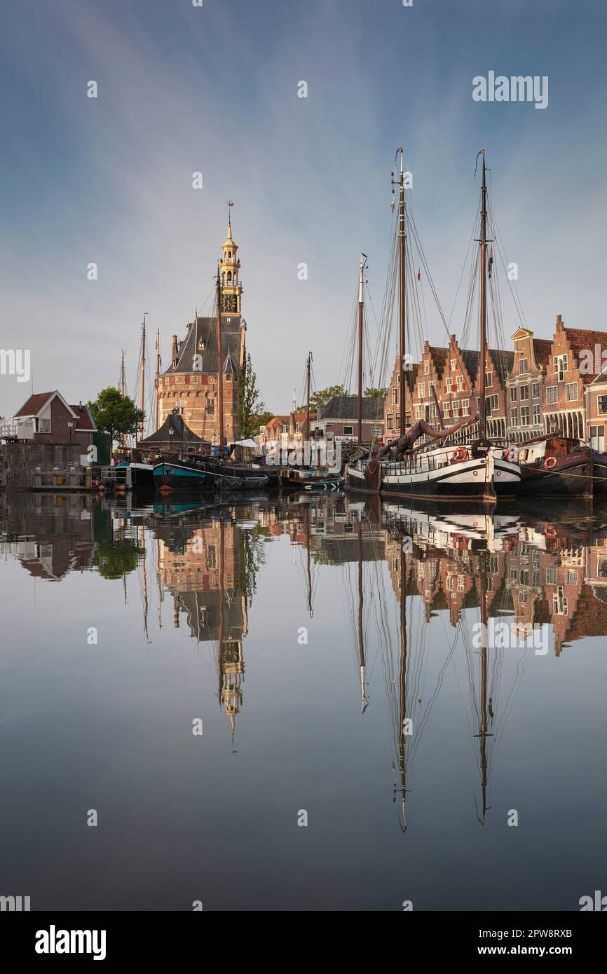 Die Niederlande, Hoorn. Historisches Stadtzentrum, Hafen, Turm namens Hoofdtoren. Stockfoto