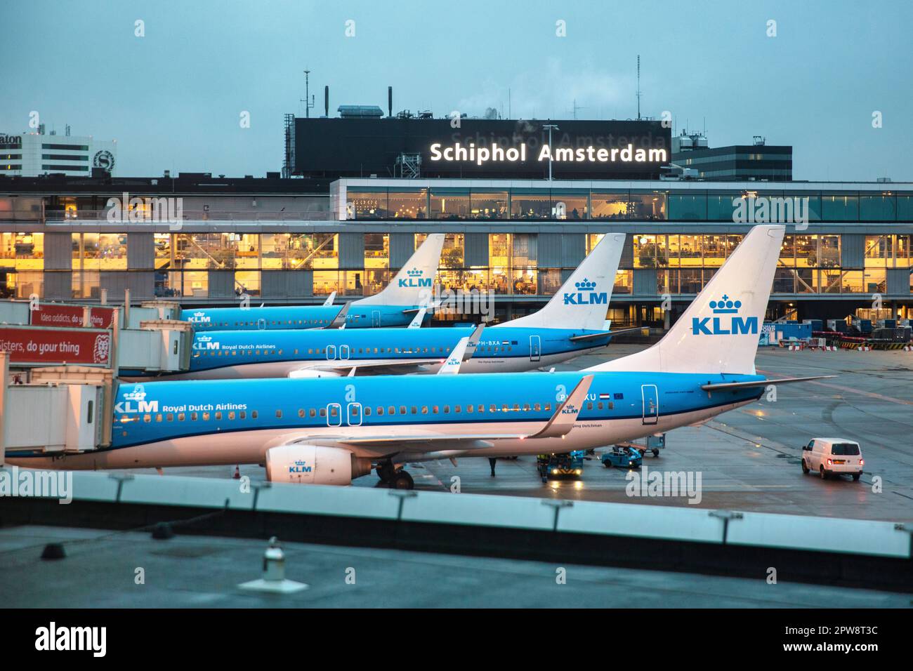 Niederlande, Haarlemmermeer, Amsterdam Schiphol Airport, KLM, Twilight, Abenddämmerung. Stockfoto