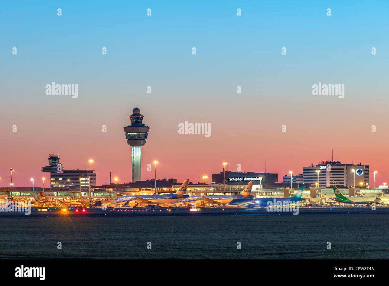 Niederlande, Haarlemmermeer, Amsterdam Schiphol Airport, KLM, Twilight, Abenddämmerung. Kontrollturm. Stockfoto