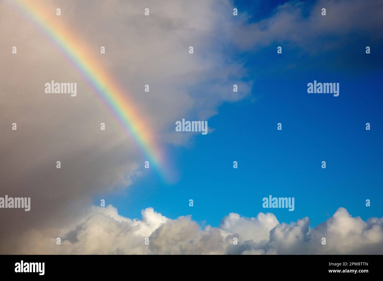 Niederlande, Õs-Graveland, Wolken. Regenbogen. Stockfoto